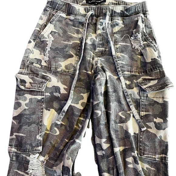 ALMOST FAMOUS
Juniors' Faux Cargo Pocket Joggers Size Small - Picture 8 of 15